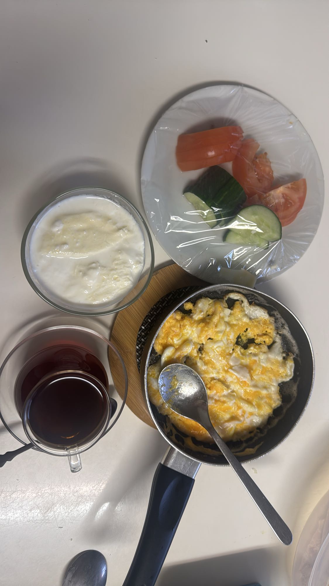 Ägg med yoghurt och sallad
