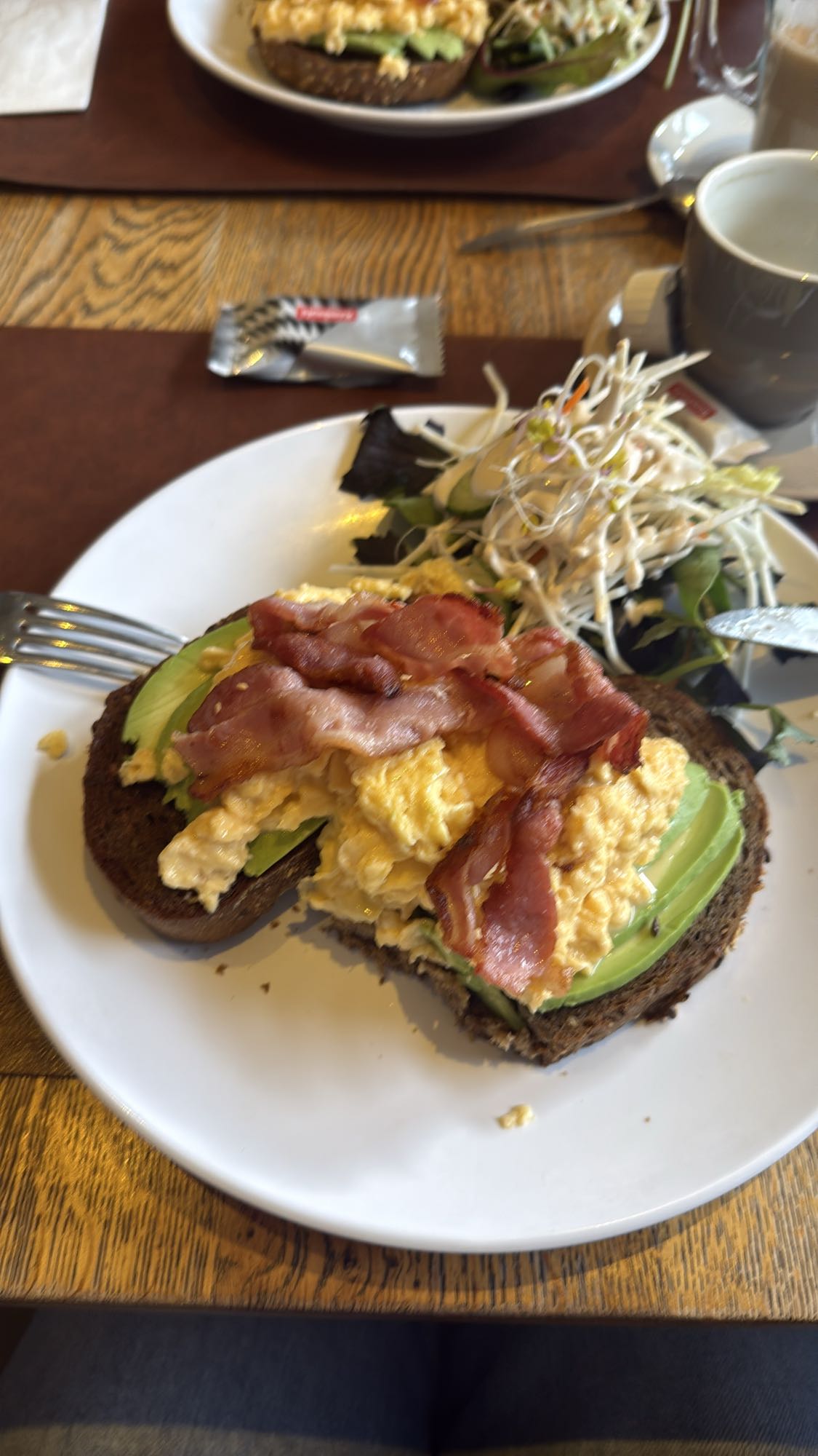 Toast met avocado en ei
