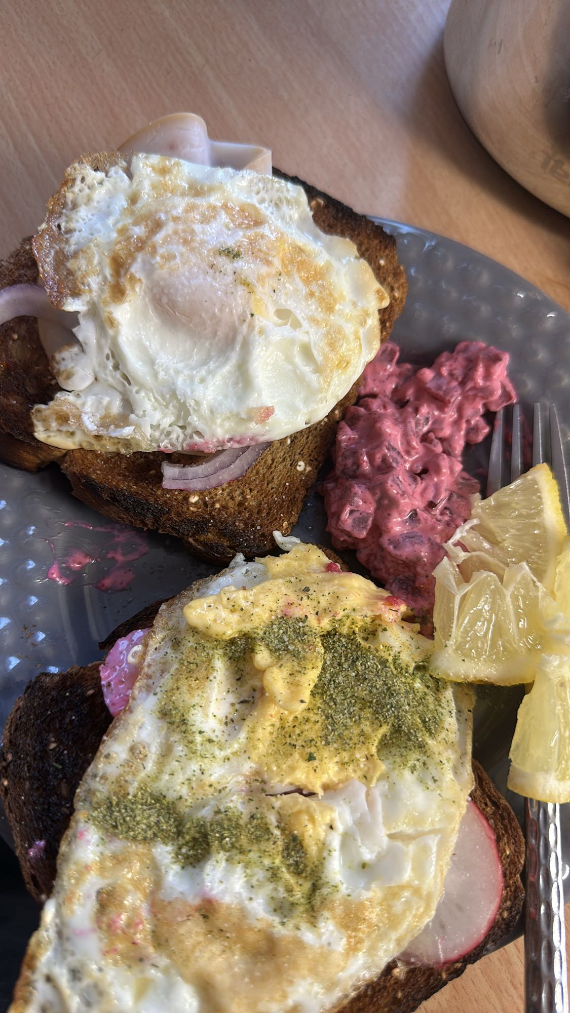 Äggmackor med rödbetssallad