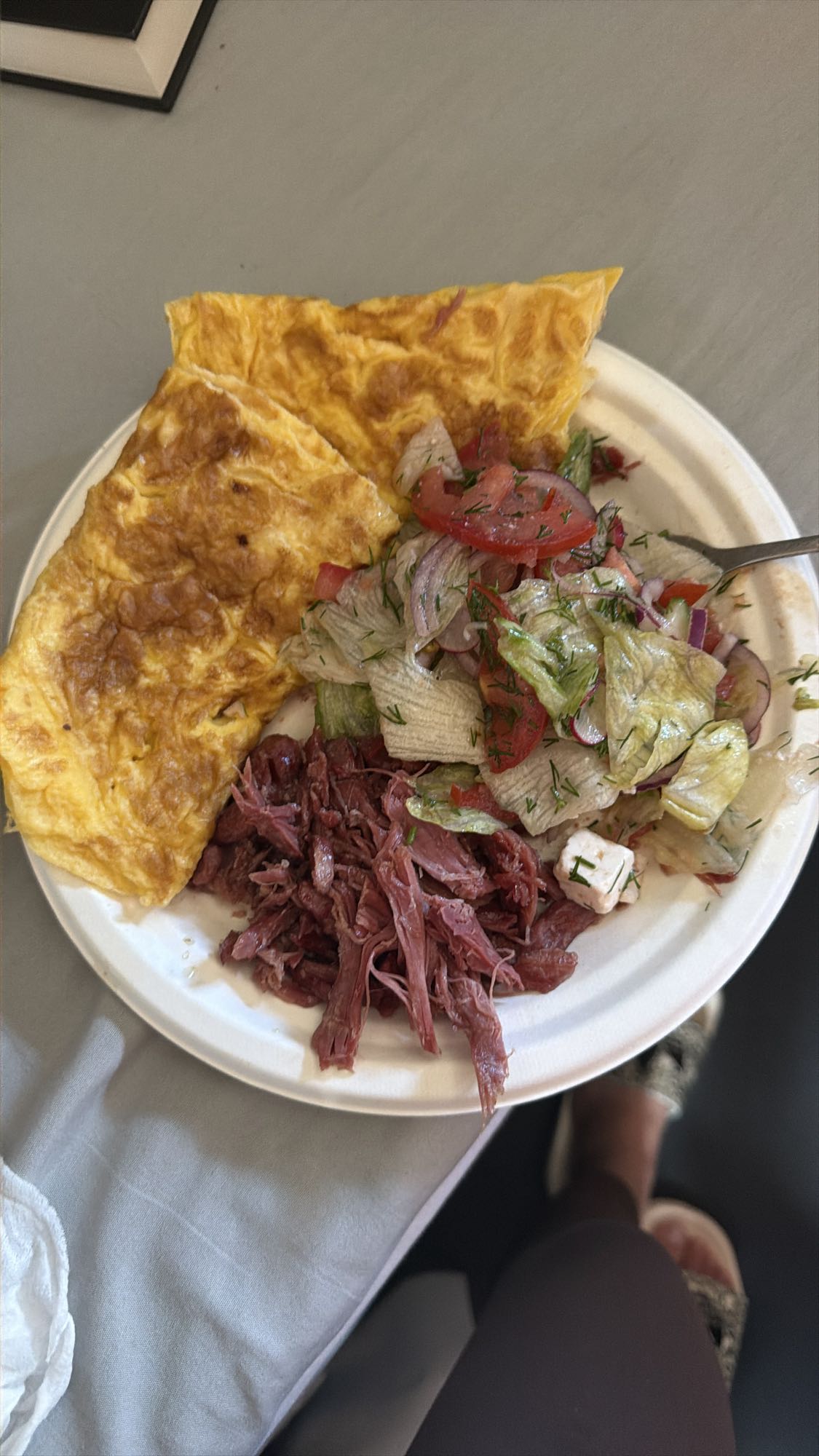 Omletă cu carne și salată