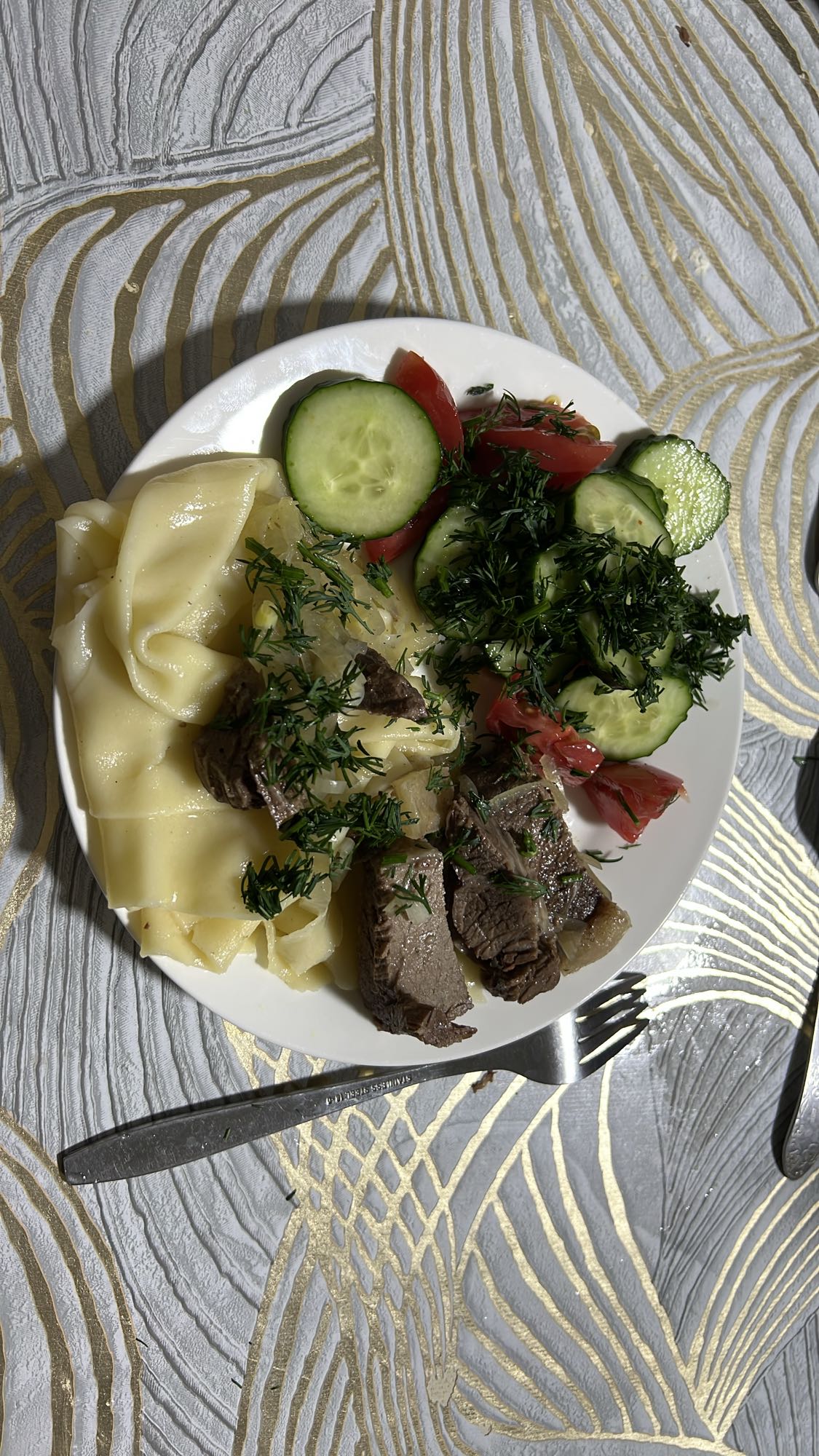 Лапша с мясом и салатом