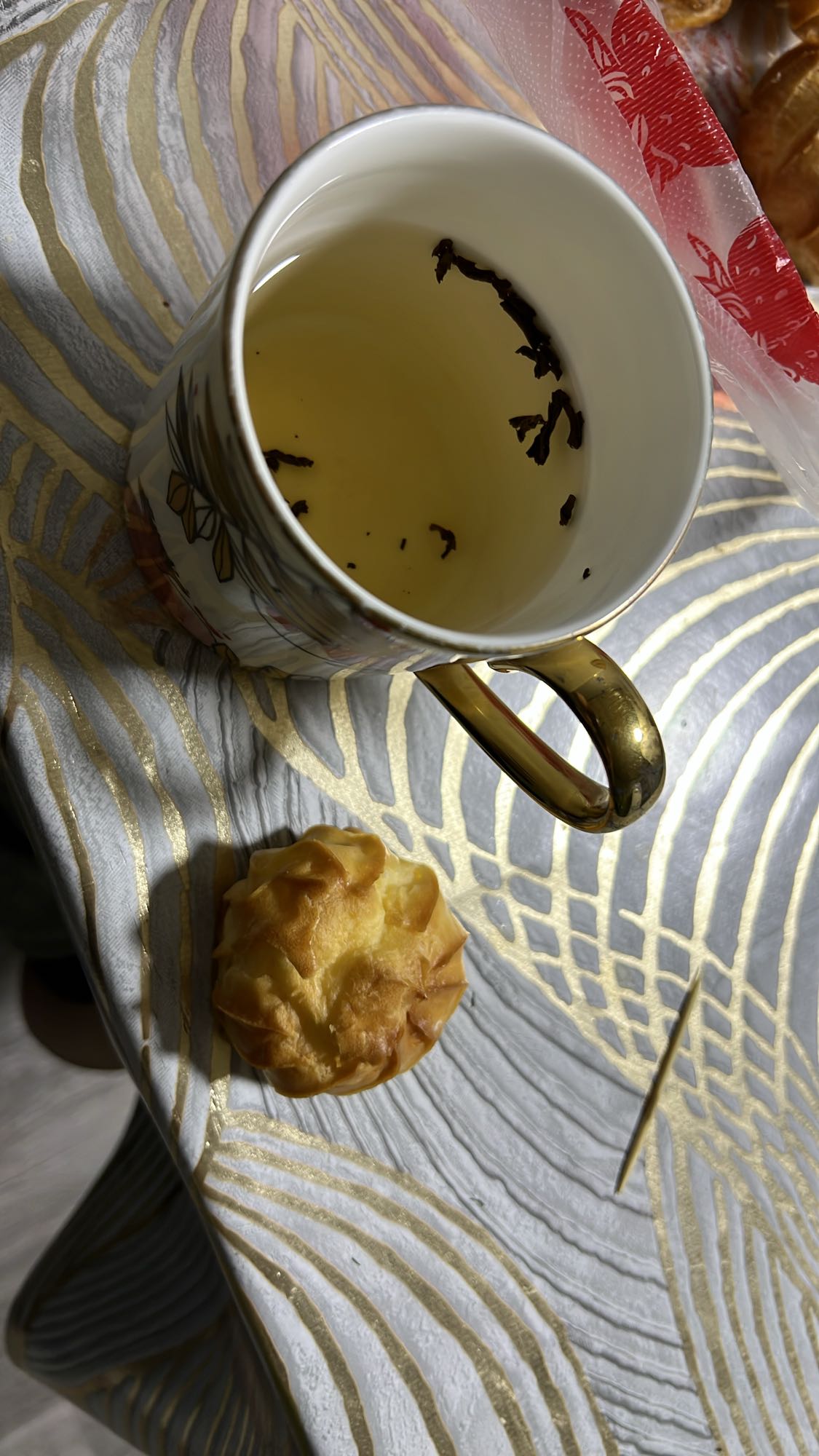 Чай с пирожным