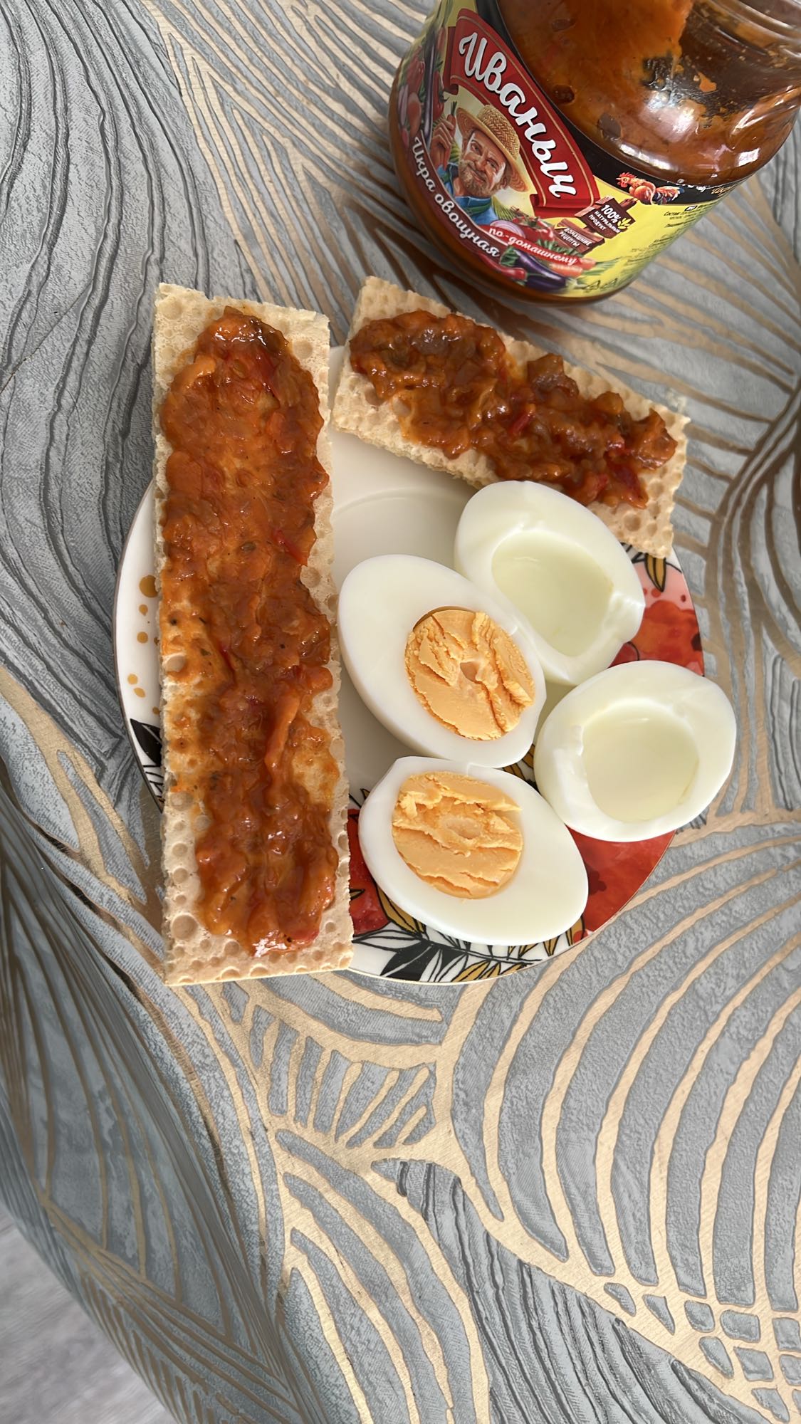 Хлебцы с икрой и яйцом