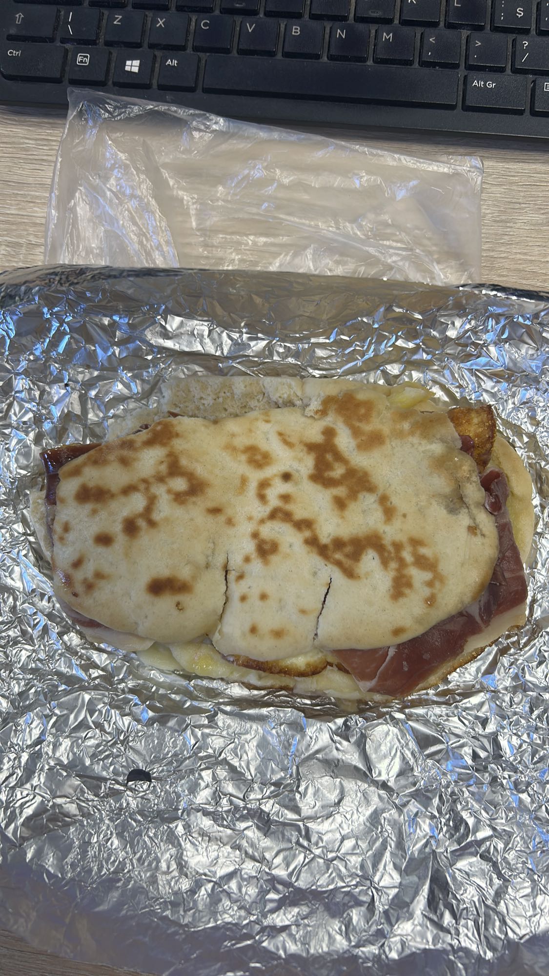 Sandviș cald cu prosciutto și ouă de prepeliță