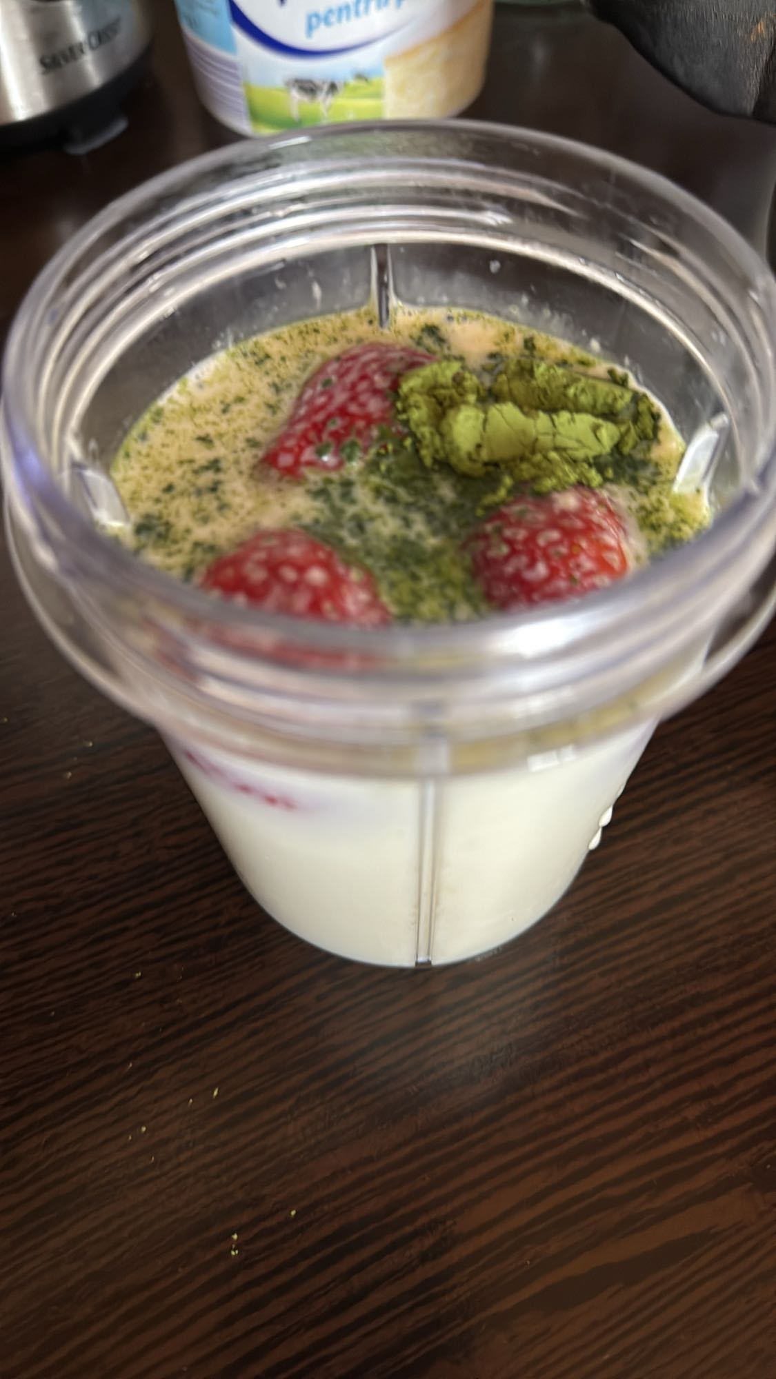 Iaurt cu capsuni si matcha