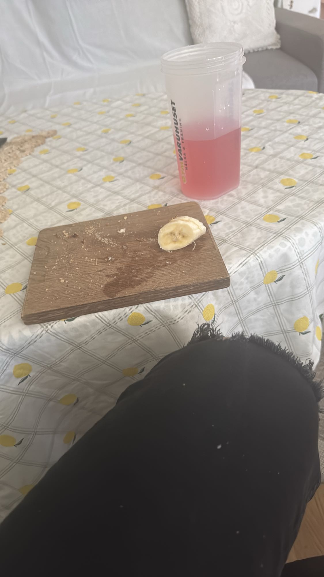 Bananbit och rosa dryck