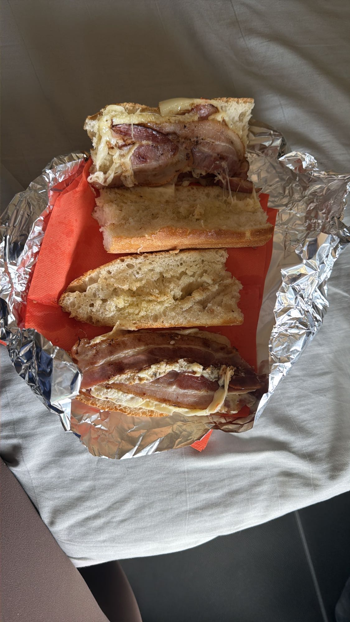 Sandviș cu bacon și brânză