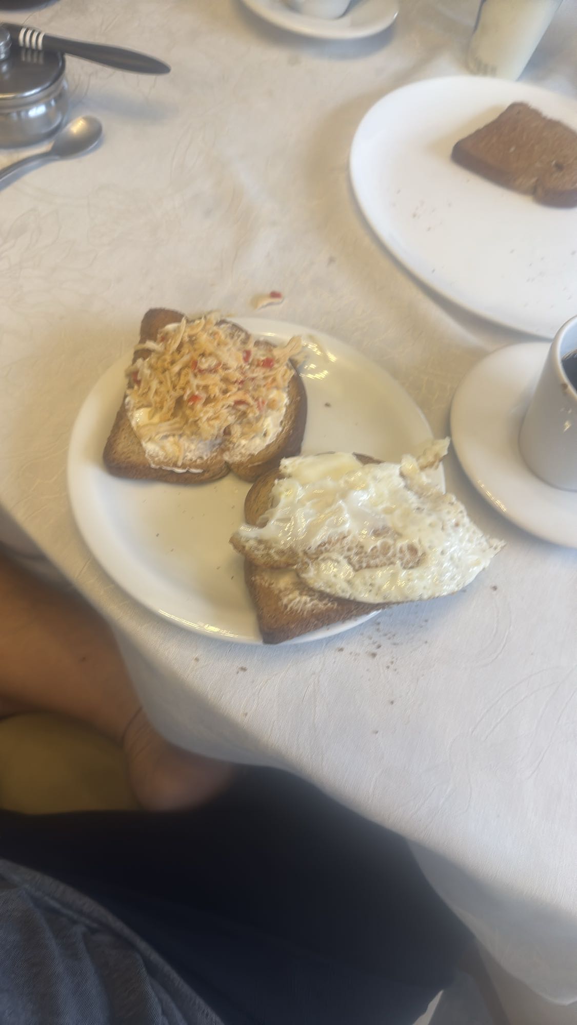 Torradas com ovo e frango
