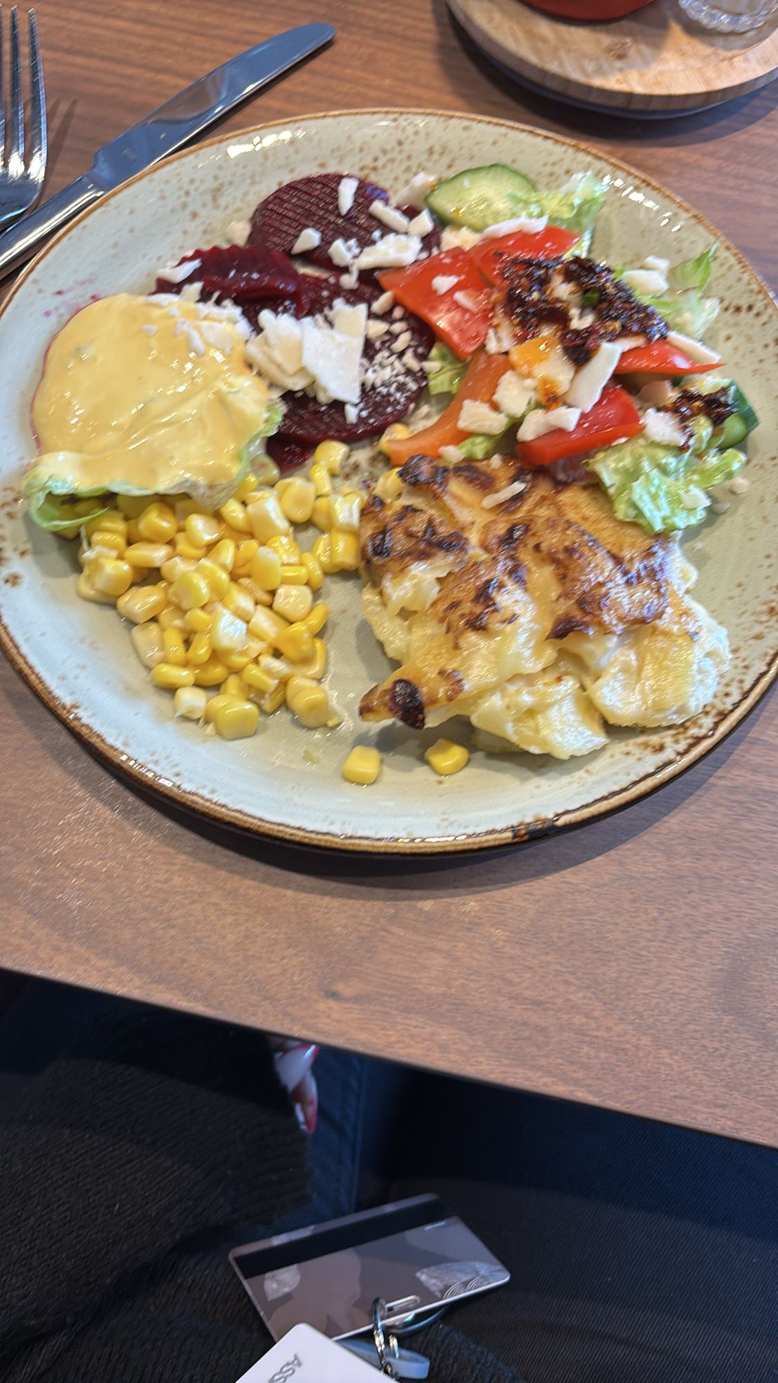 Gratäng med sallad