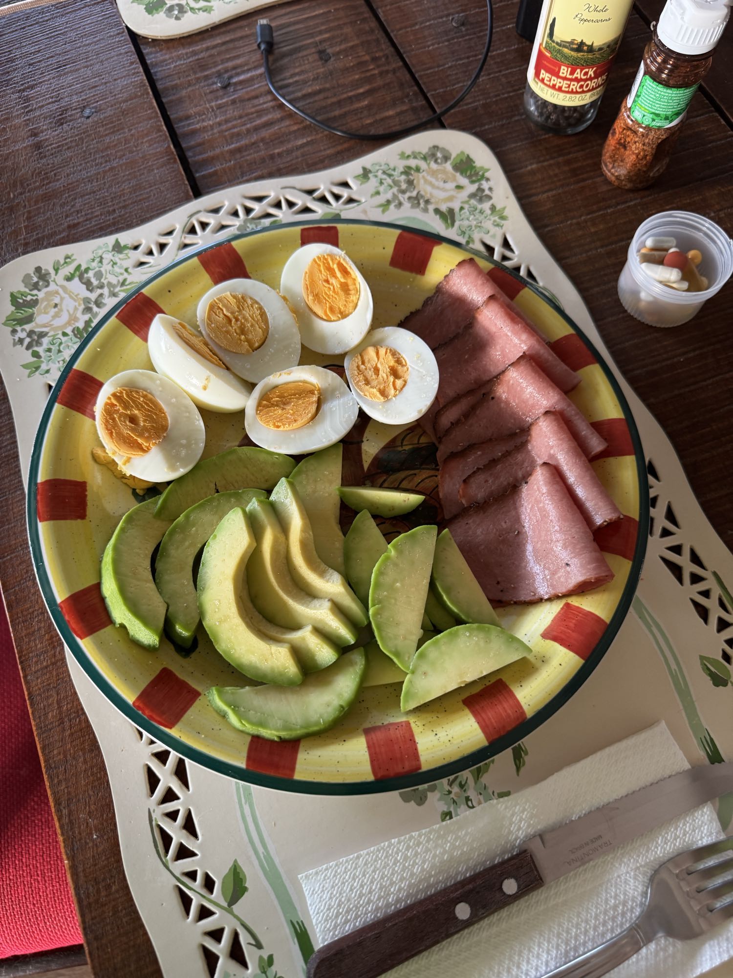huevos con jamon y aguacate
