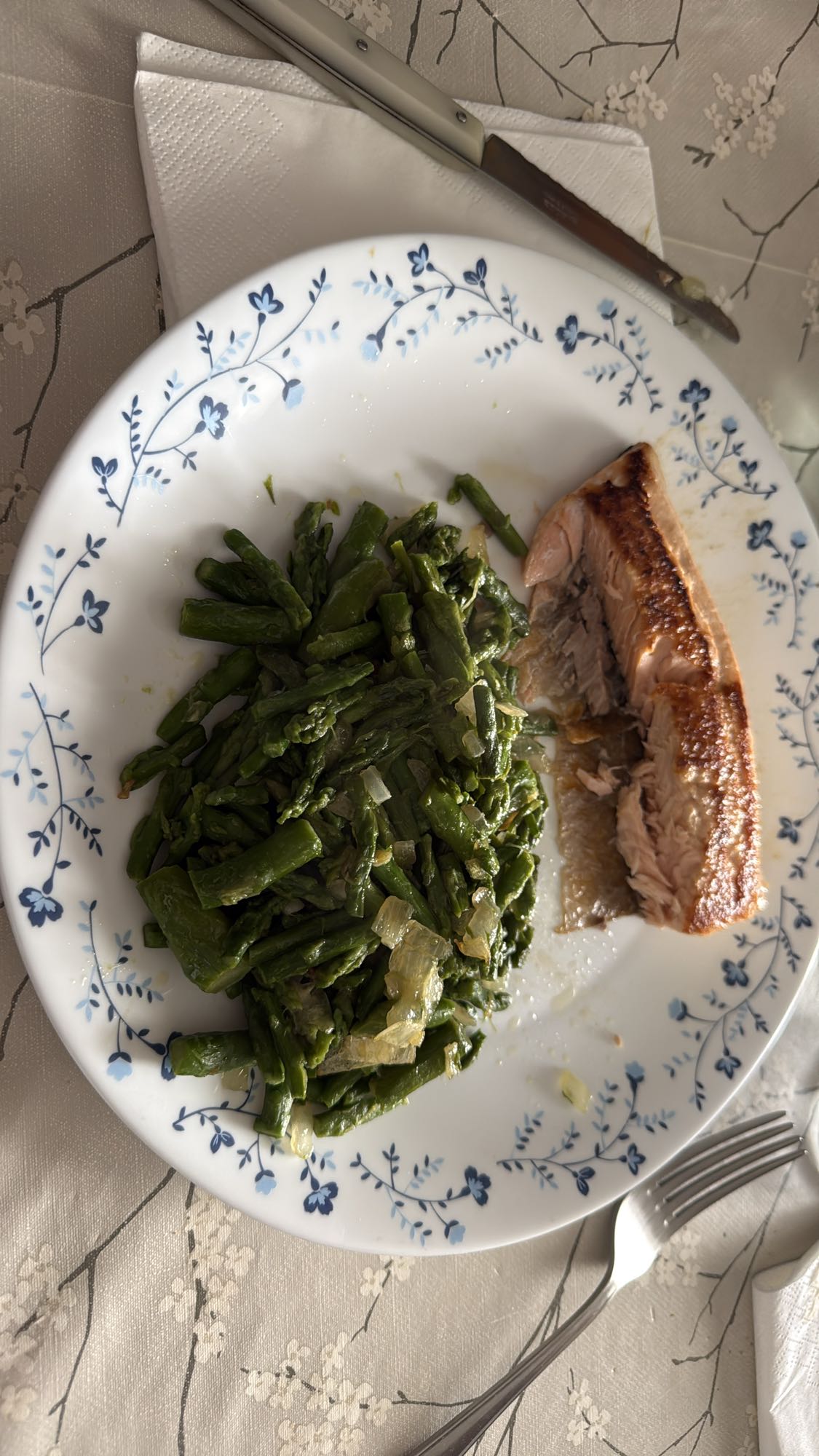 salmón con espárragos