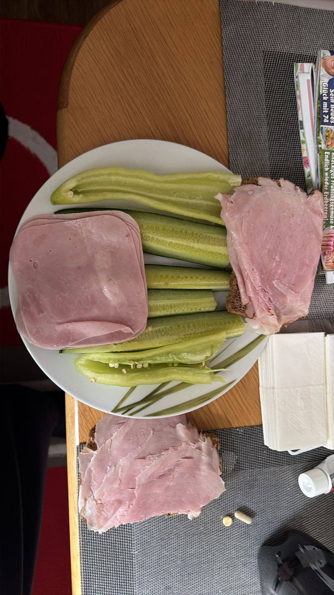 Schinkenbrot mit Gemüse