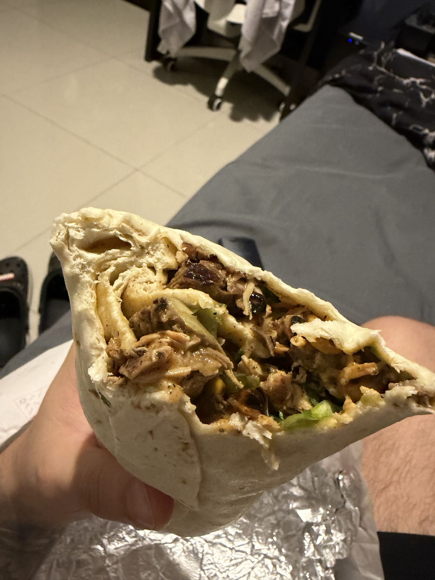 burrito de carne y pollo con pico de maiz y queso fundido