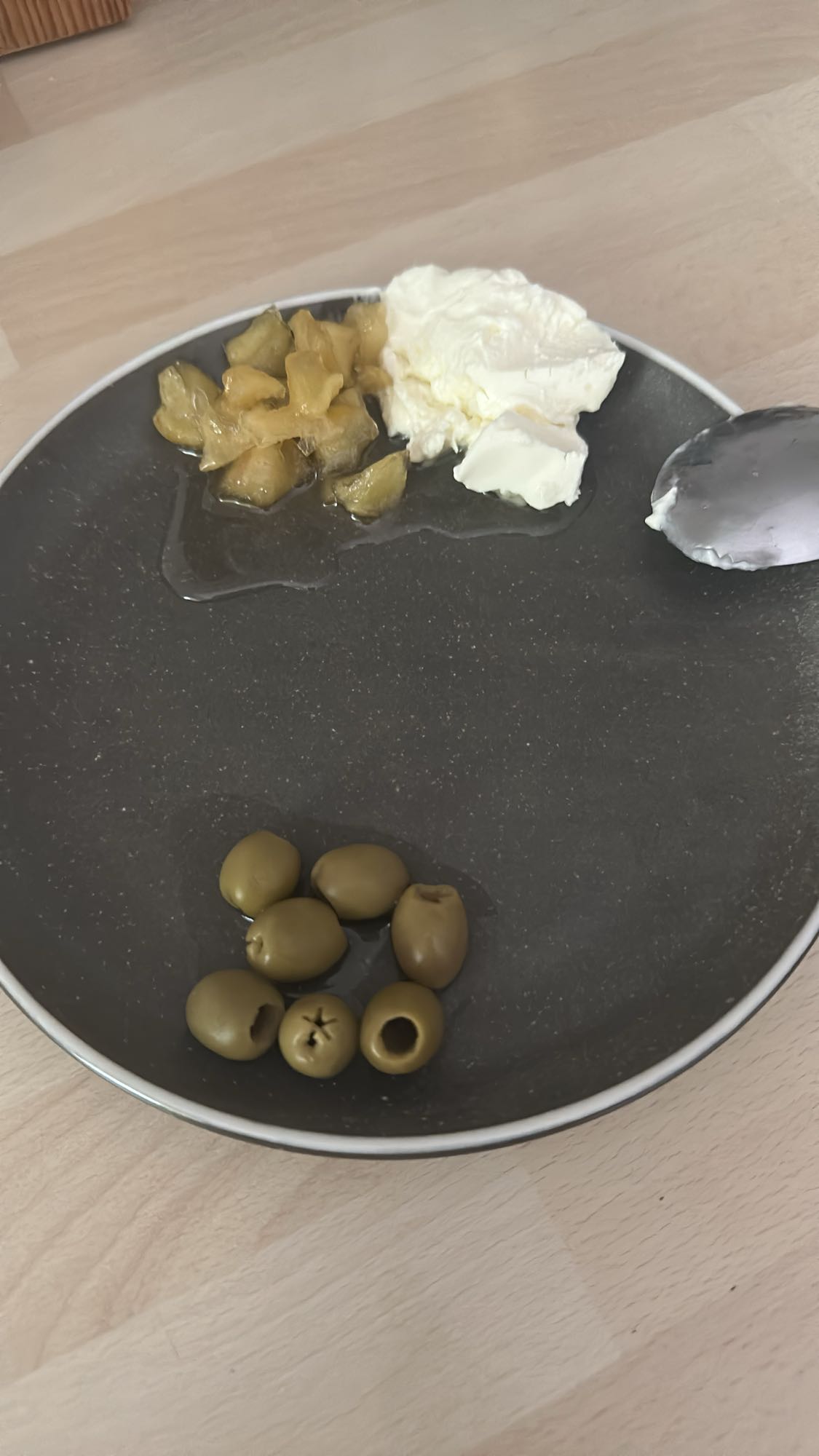 Zeytinli yoğurt tabağı