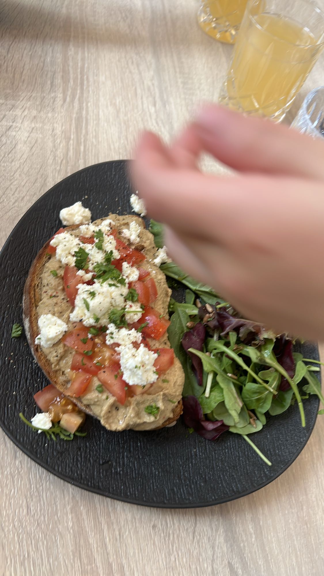 Toast mit Feta und Salat