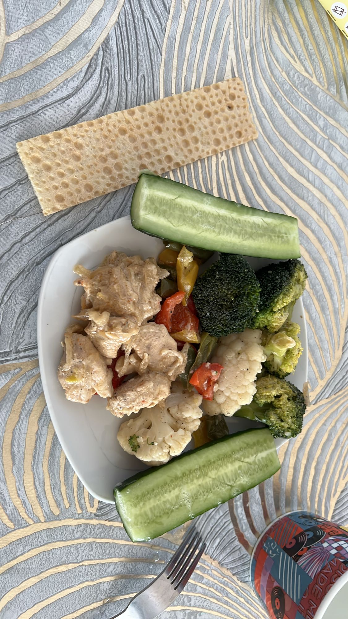 Курица с овощами и хлебцем