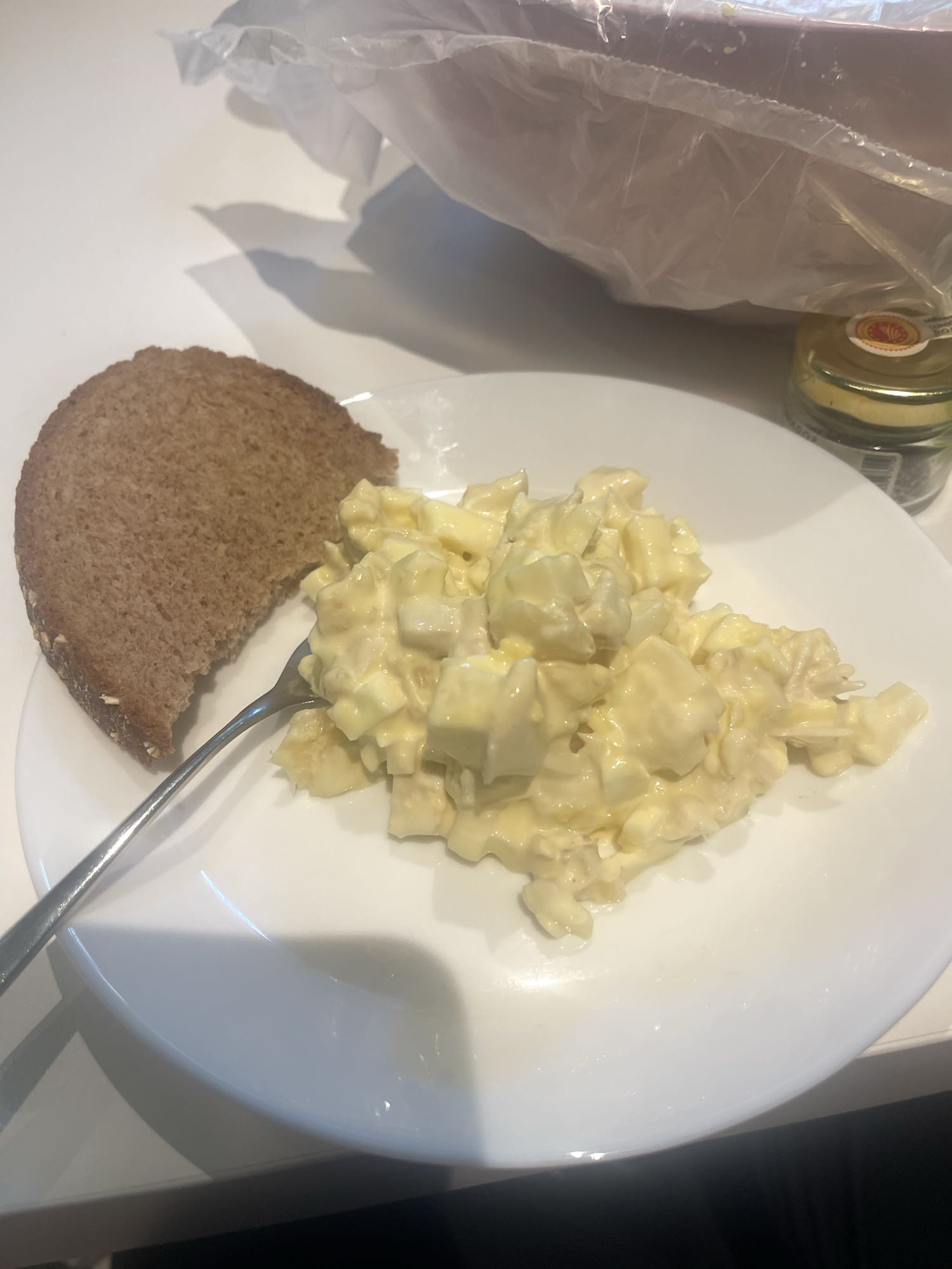 Салат с ананасом, курицей, яйцом, сыром и майонезом с хлебом