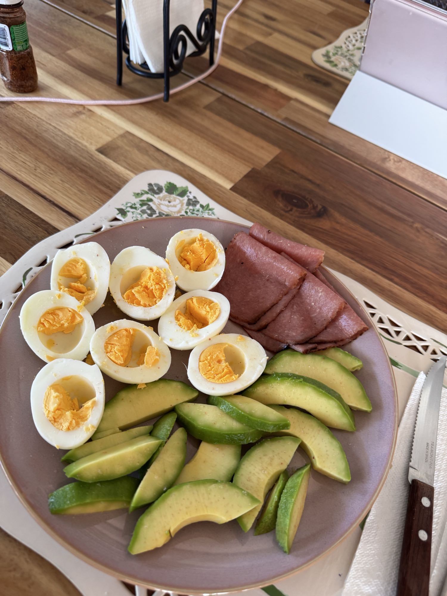 huevos con aguacate y jamon