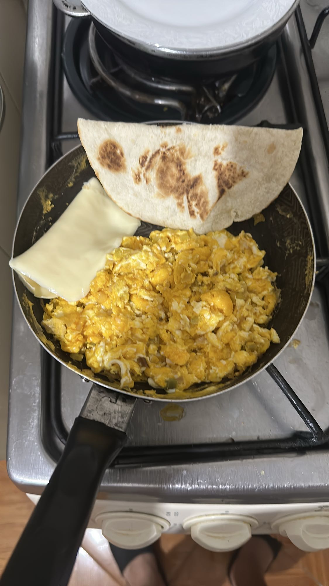 huevos con queso y tortilla