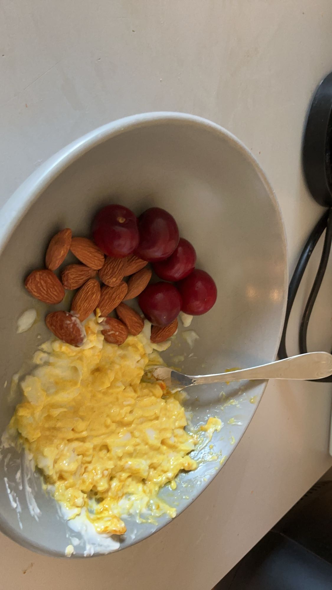 Oeufs brouillés et fruits
