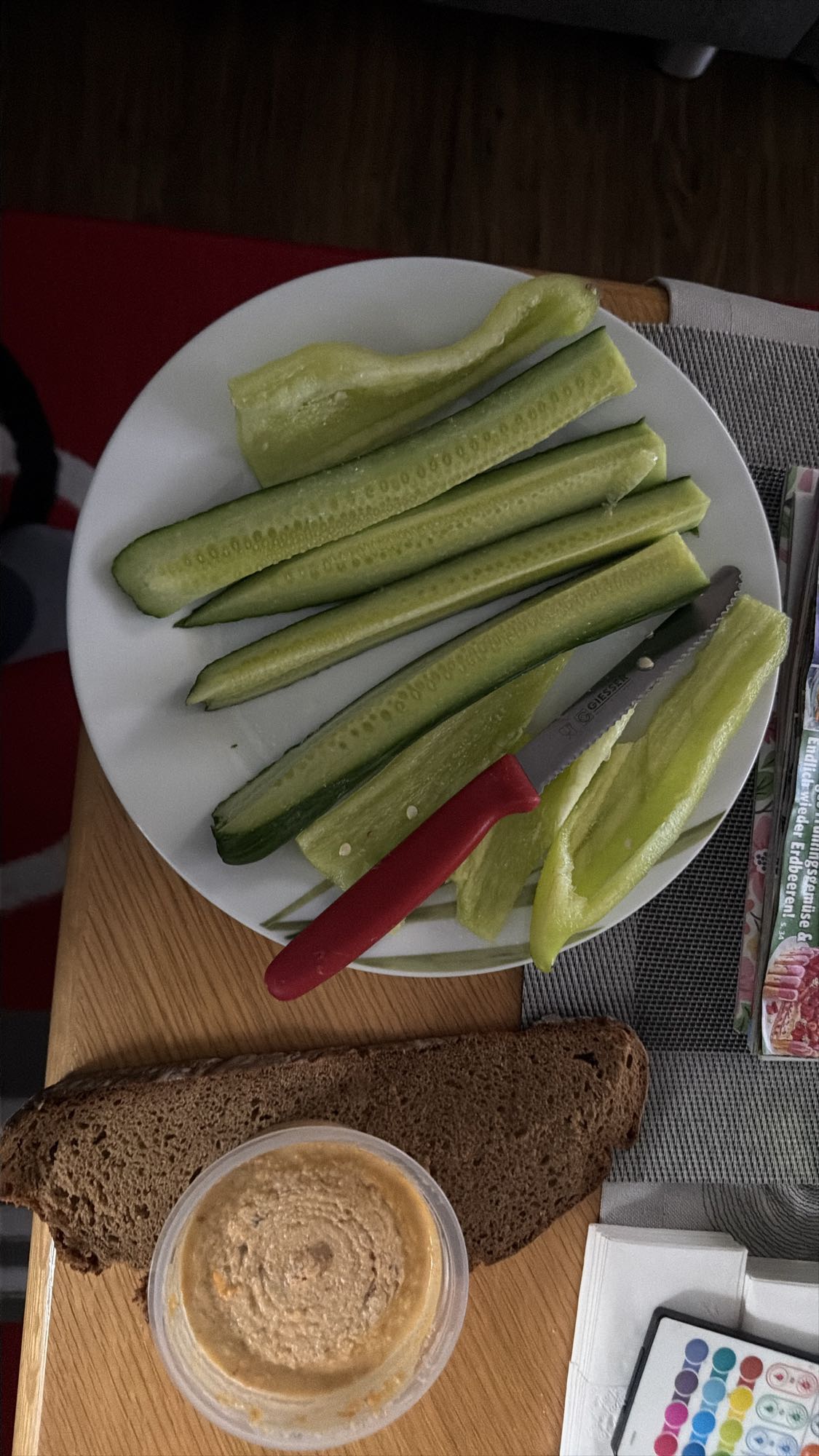Gurken mit Brot und Hummus