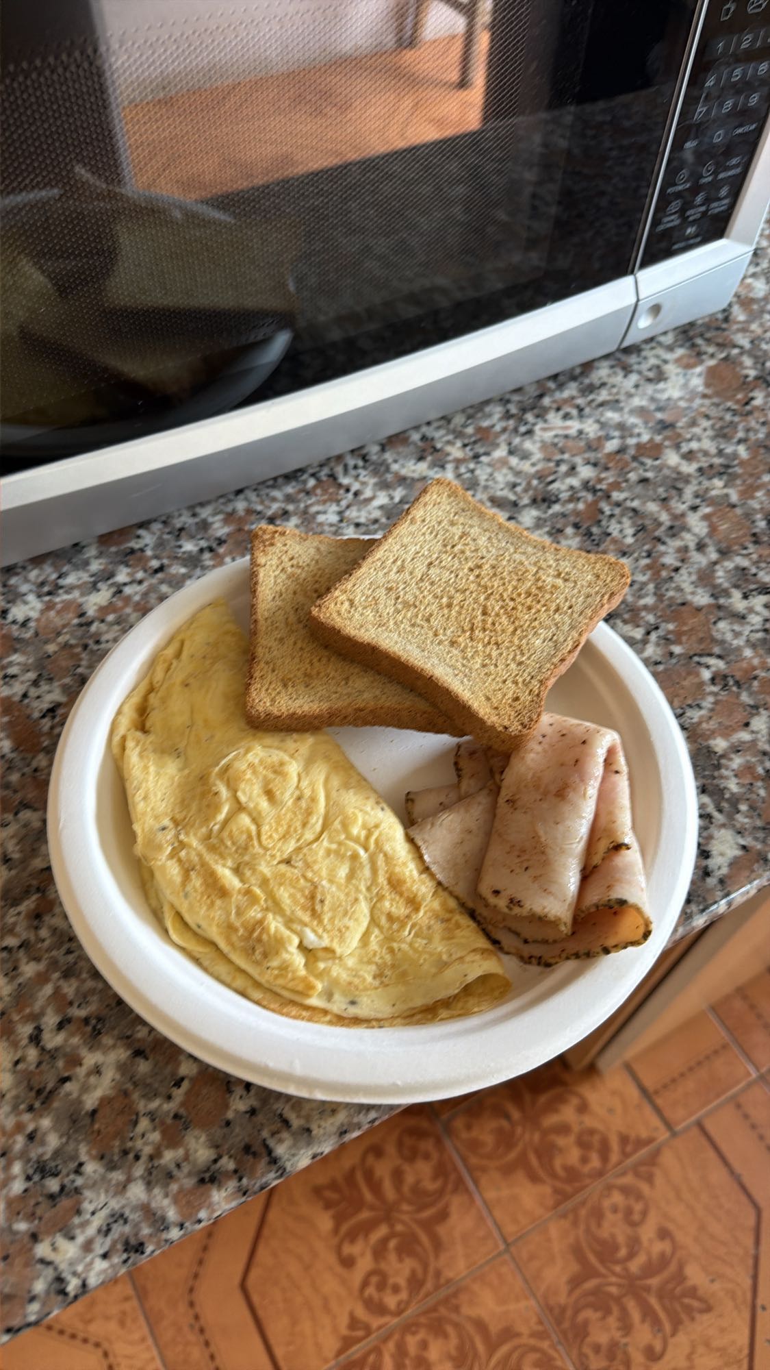 omelet con tostadas y pavo