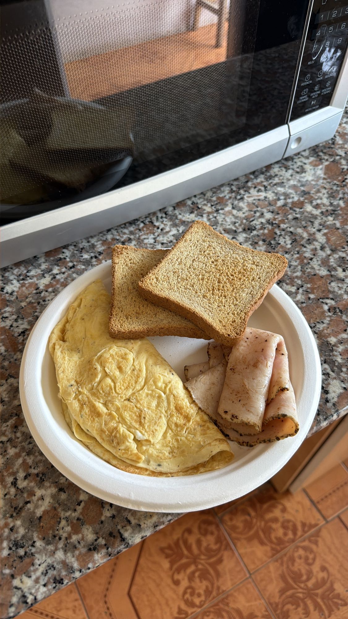 omelet con tostadas y pechuga de pollo
