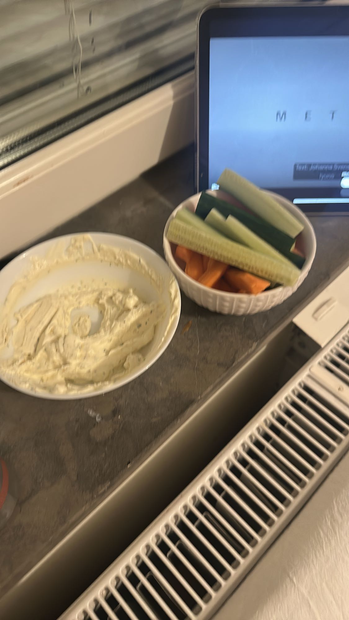 Grönsaksstavar med lätt crème fraîche-dipp utan selleri