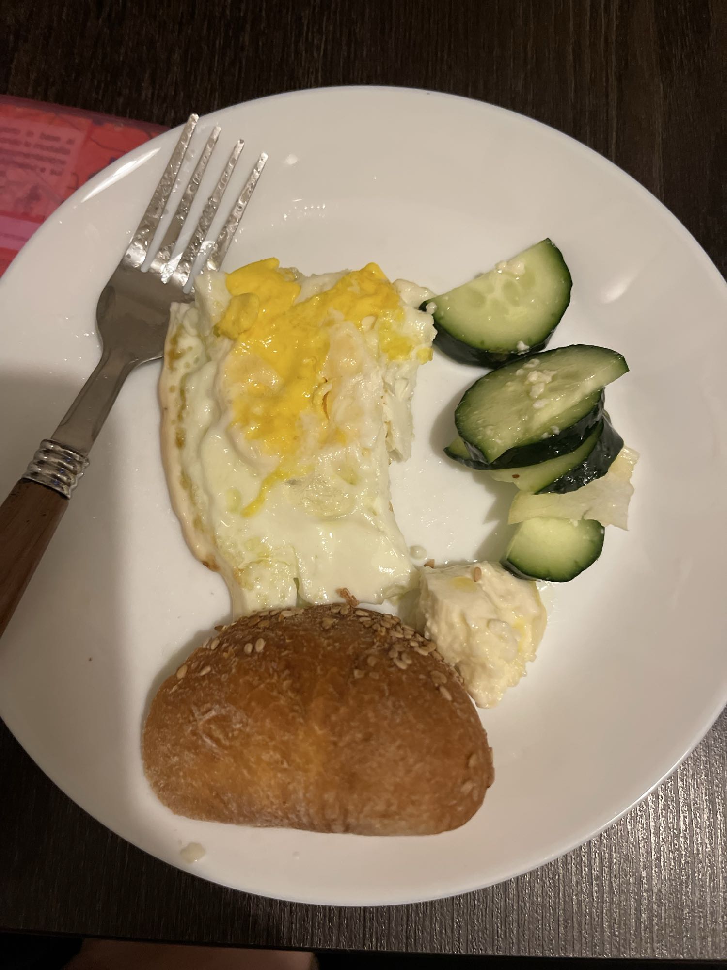 Яичница с булочкой и моцареллой