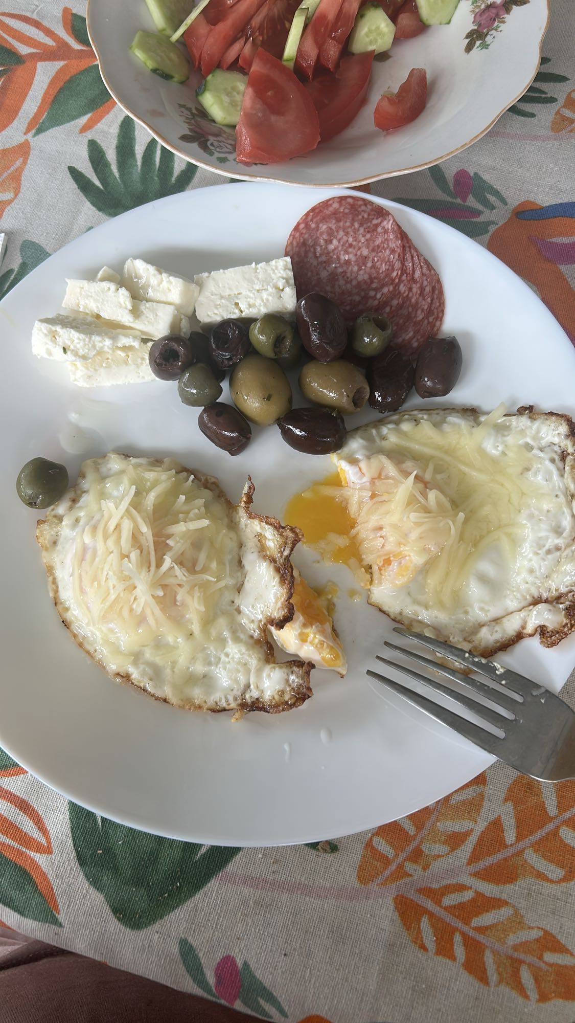 Ouă cu brânză și salată