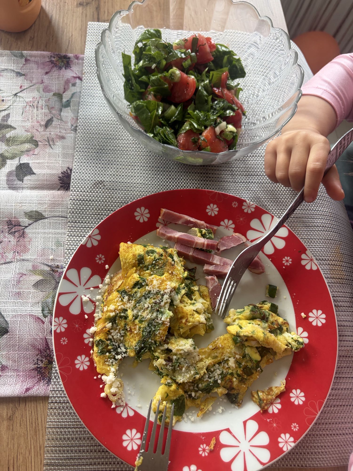 Omletă cu salată și șuncă