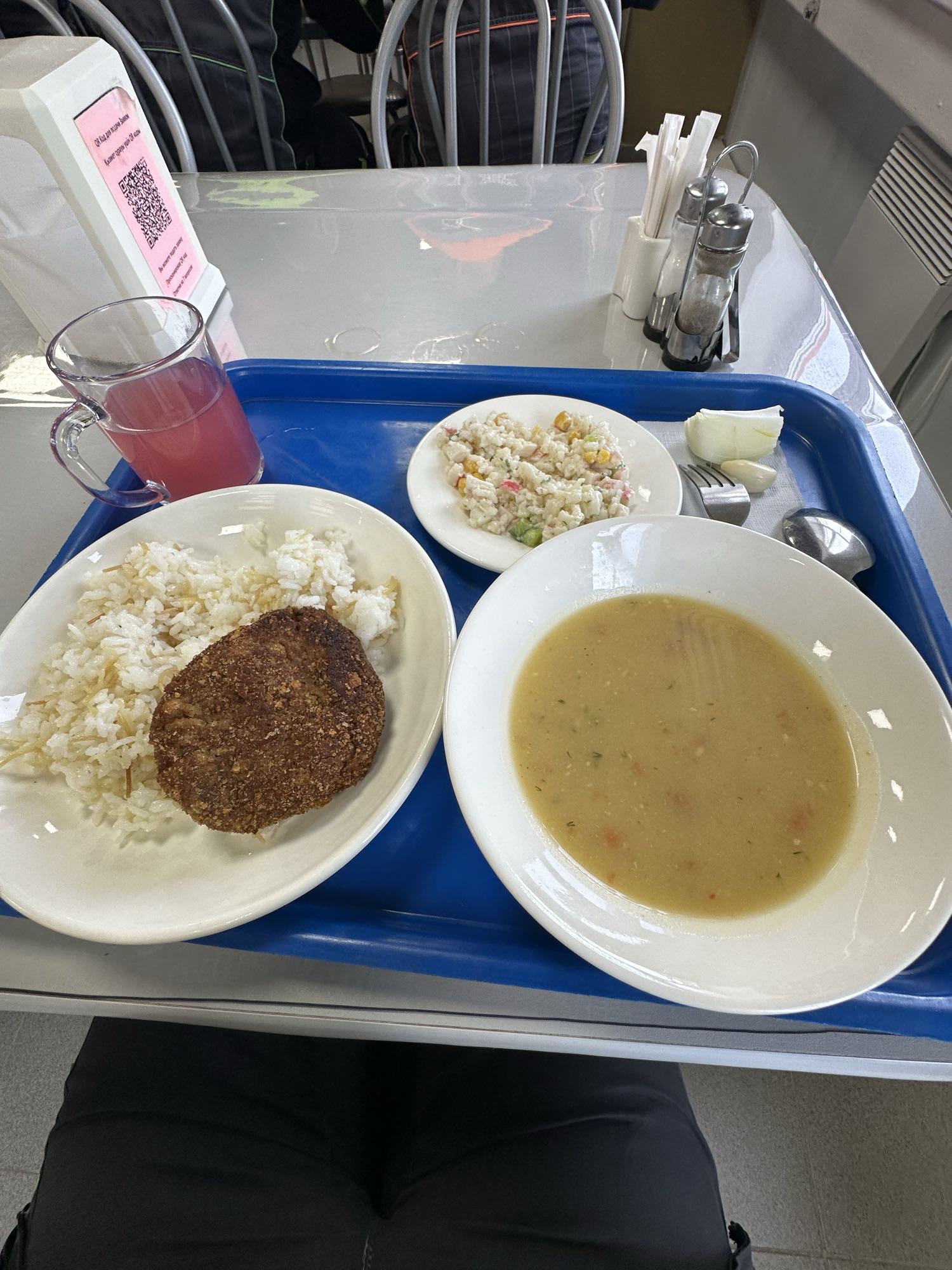 Обед с котлетой и супом