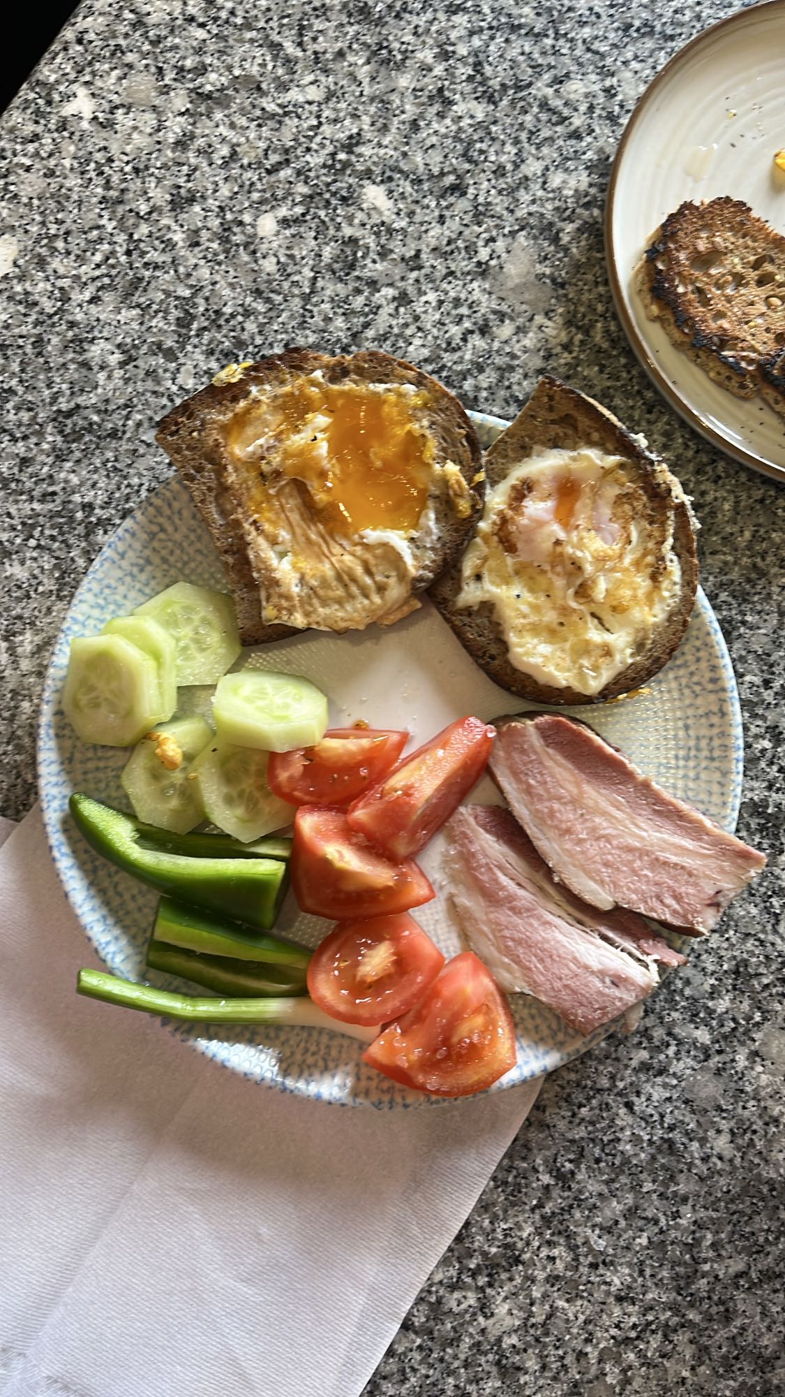 Tartines oeufs et bacon