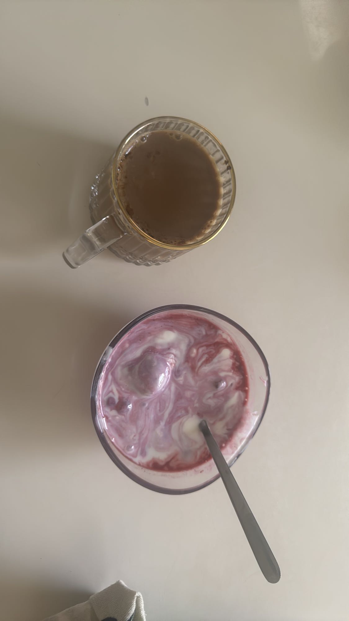 Kaffe och bärig yoghurt