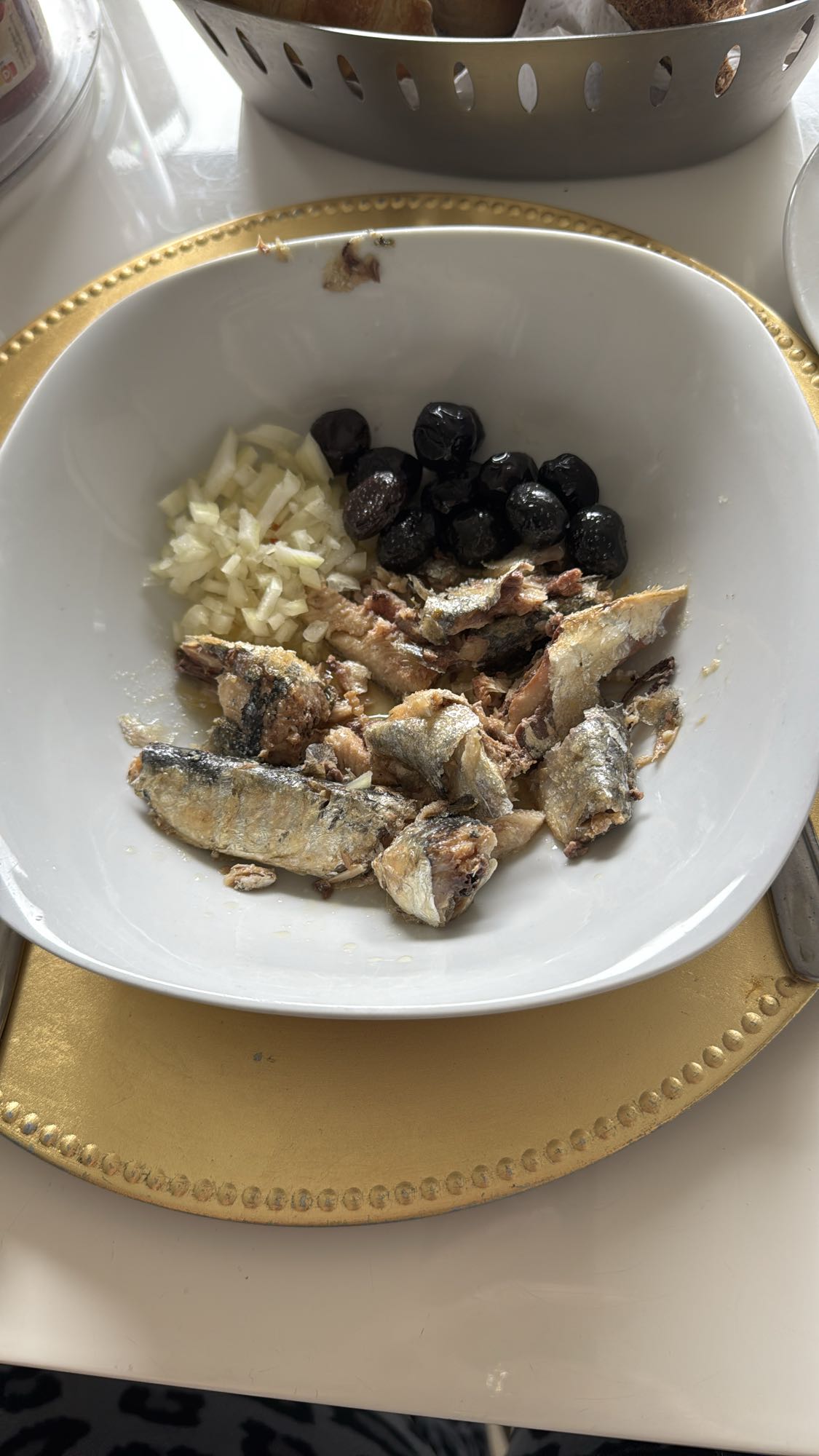 Sardines met ui en olijven