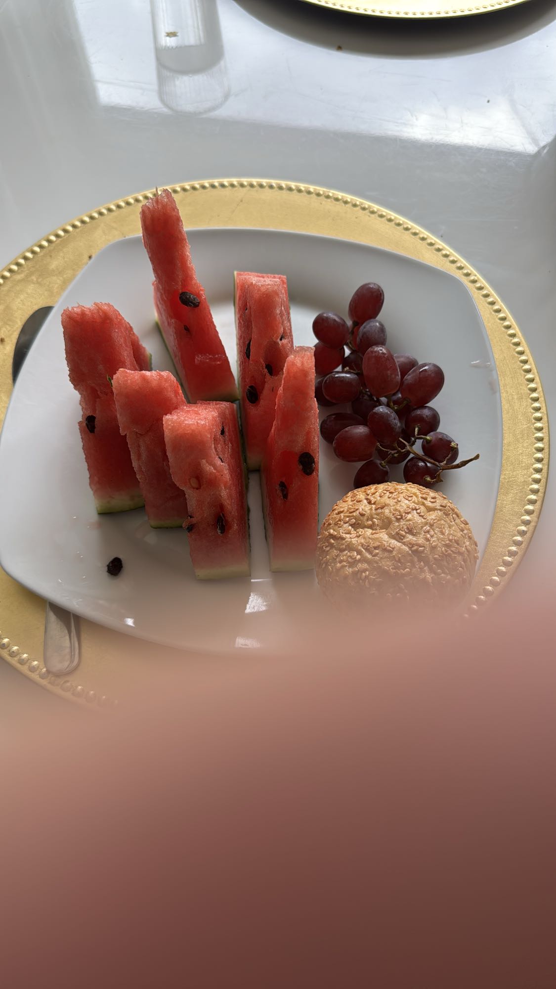 Fruitbord met broodje