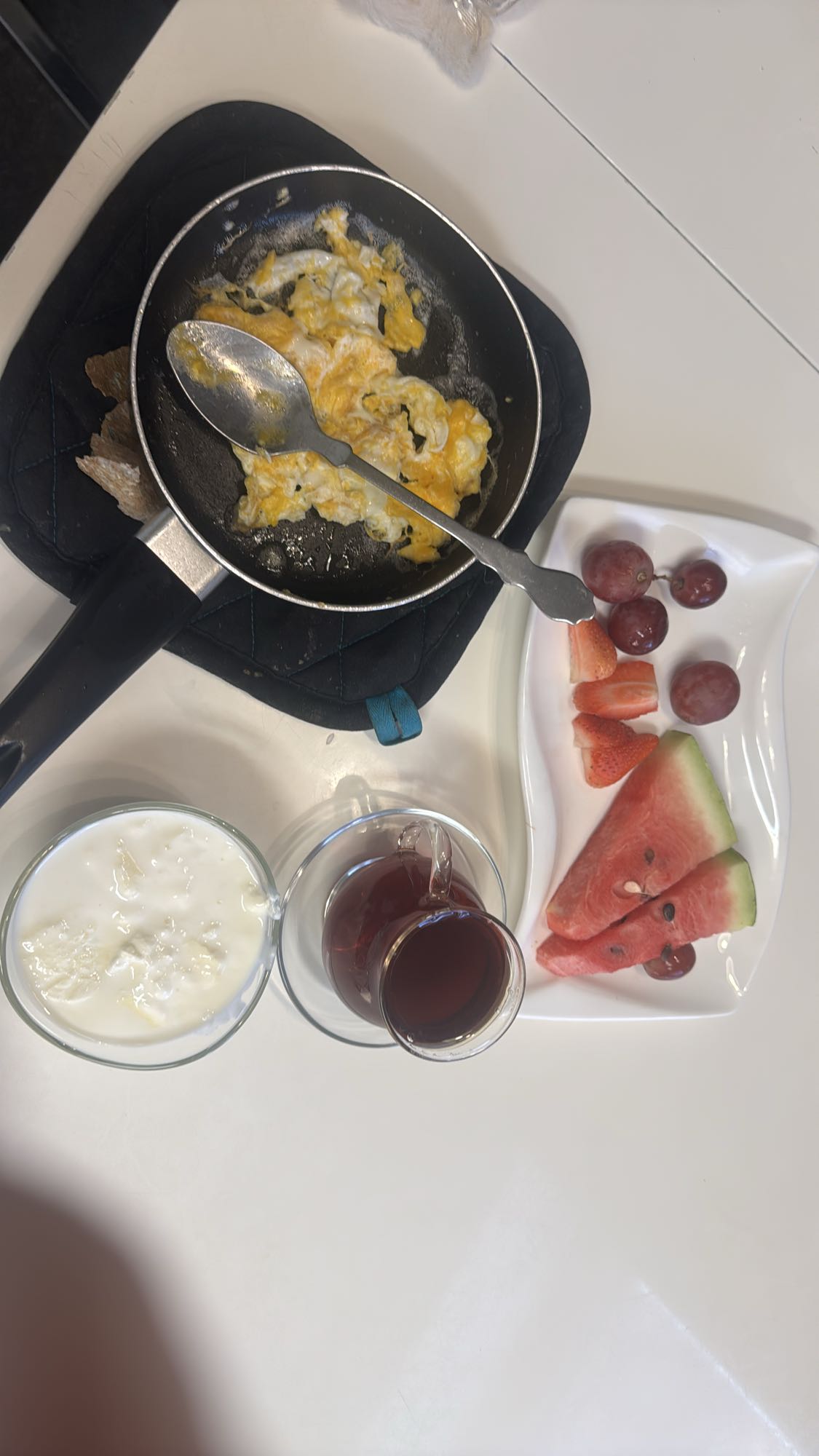 Ägg med frukt och yoghurt