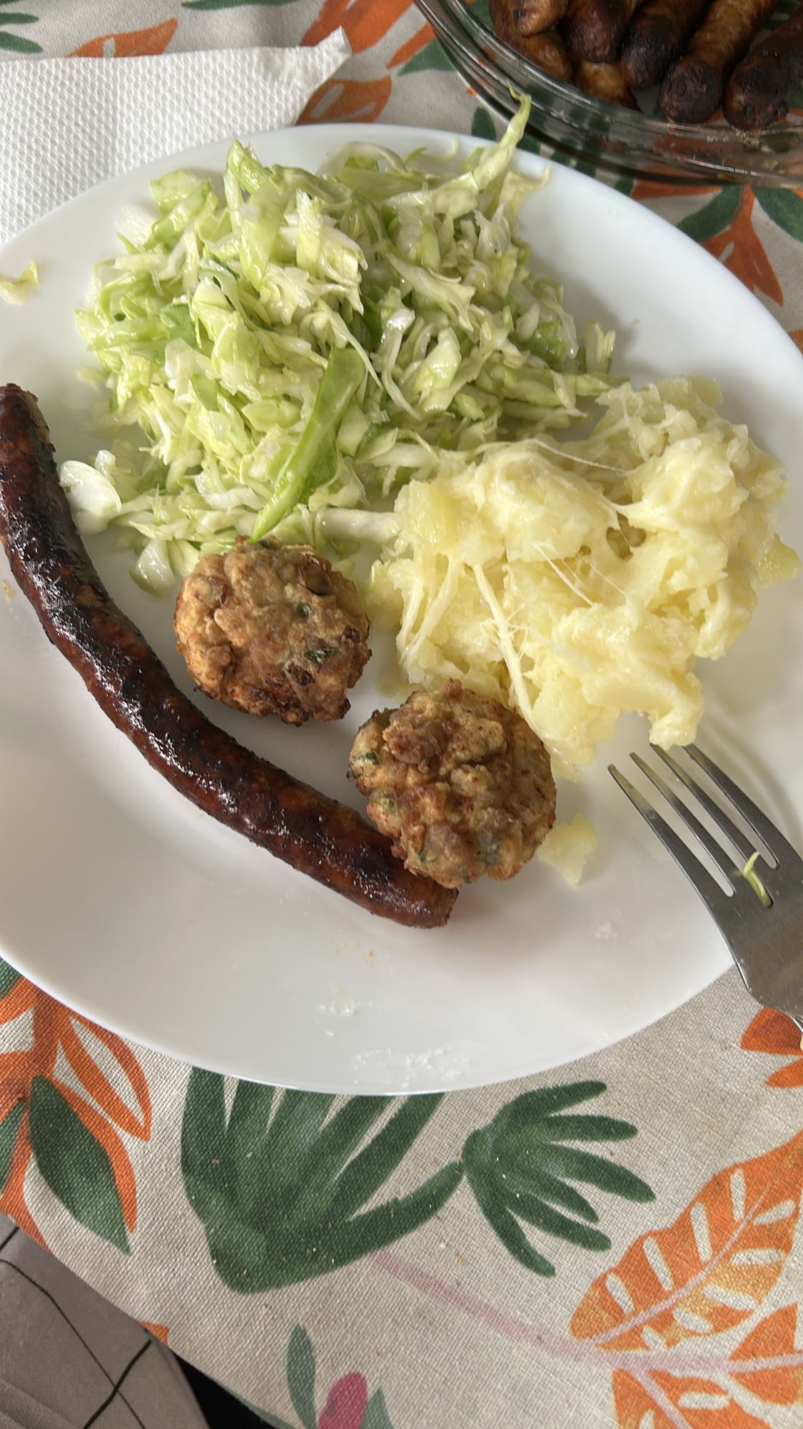 Carnati cu piure si salata