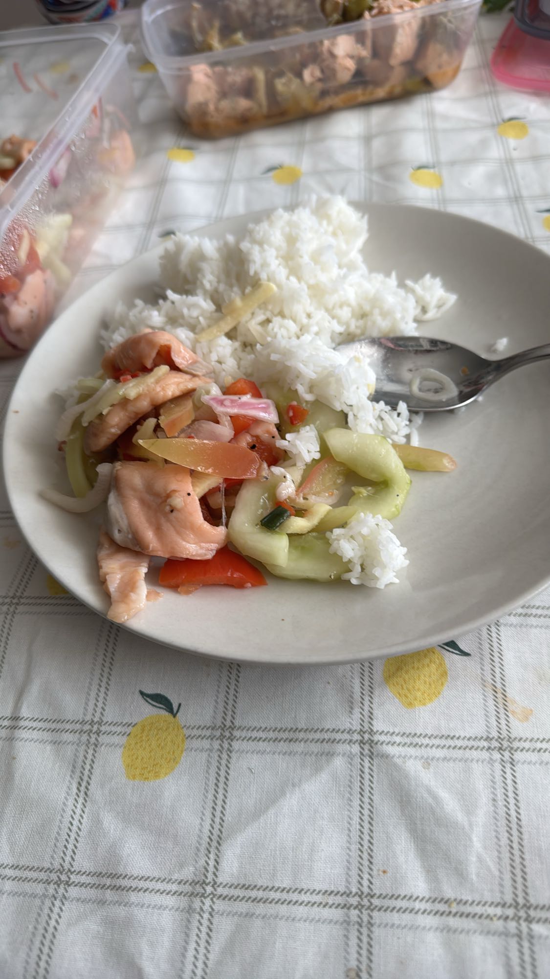 Lax med ris och grönsaker