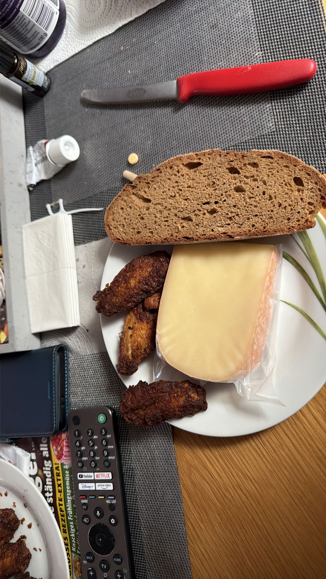 Brot mit Käse und Wings
