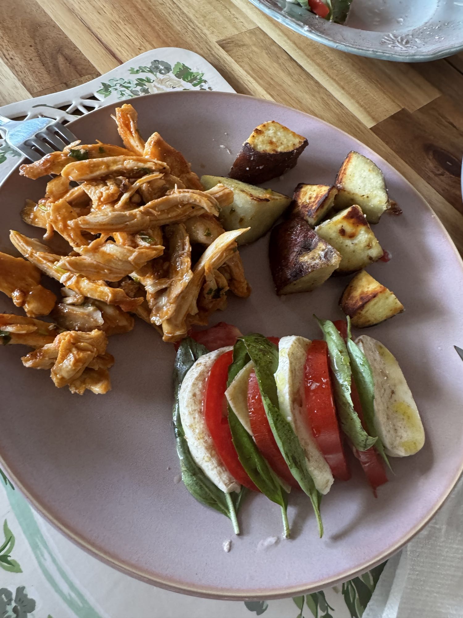 pollo con papas y ensalada