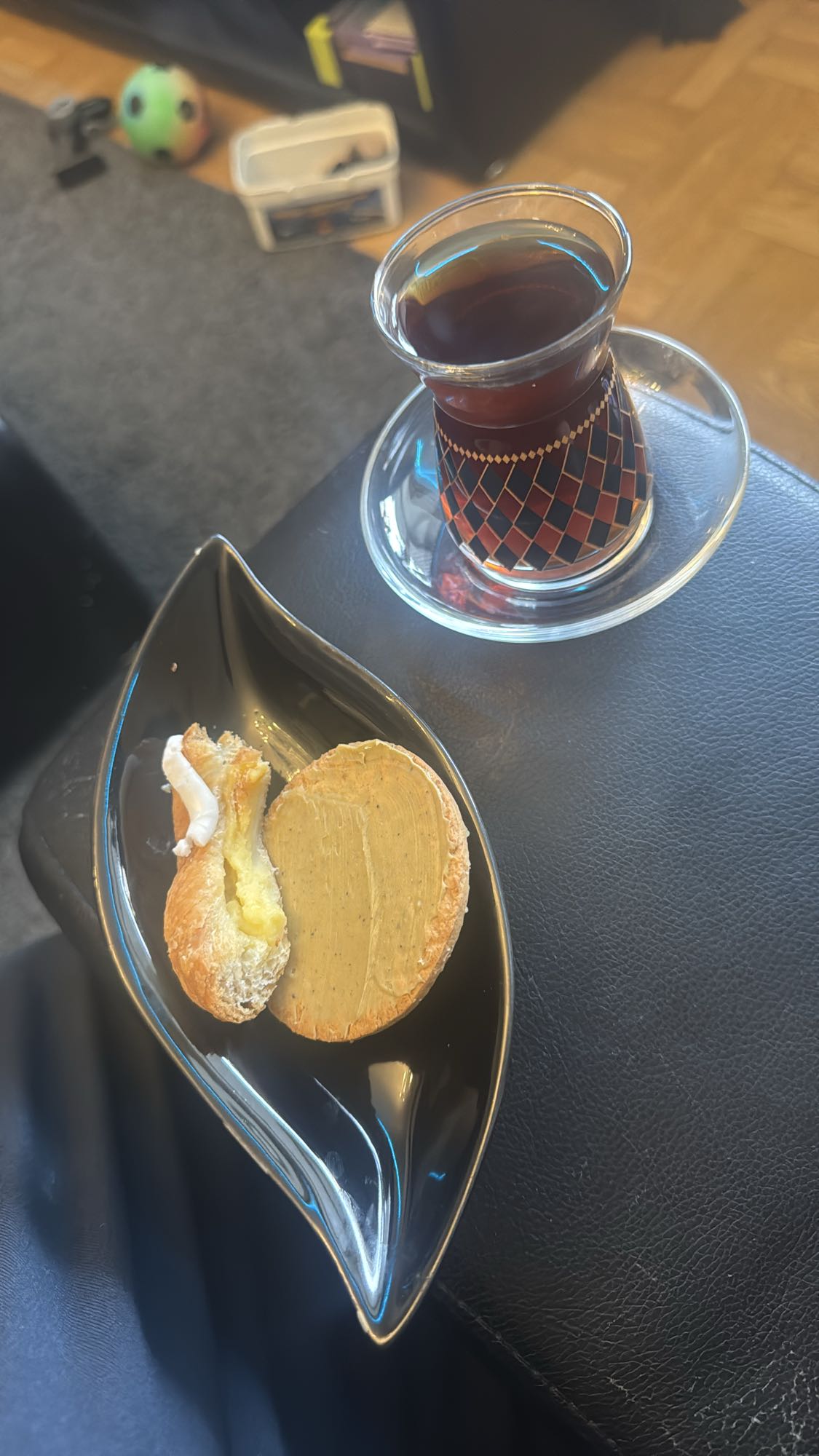 Te med bakelse