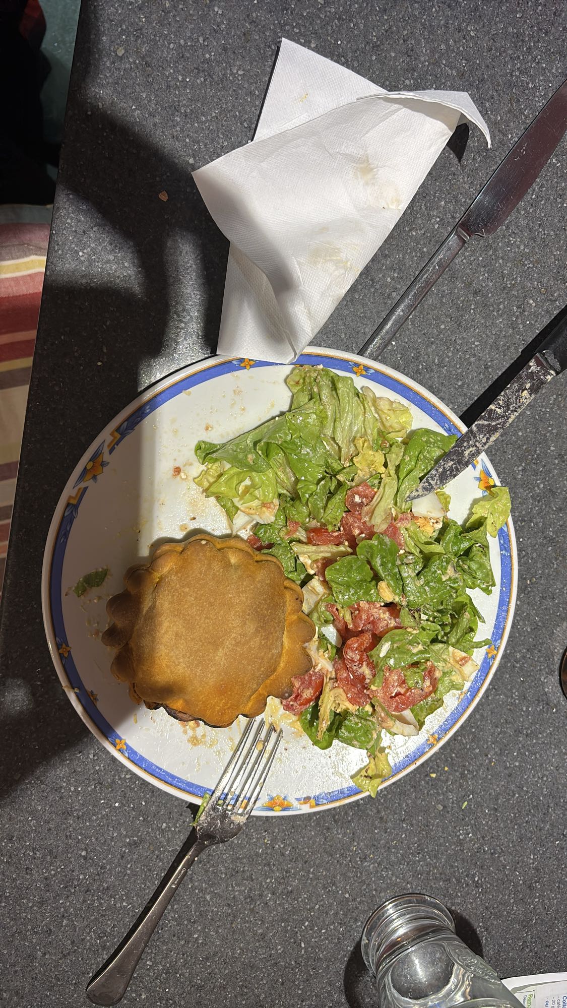 Tielle avec sauce salade, œuf et fêta