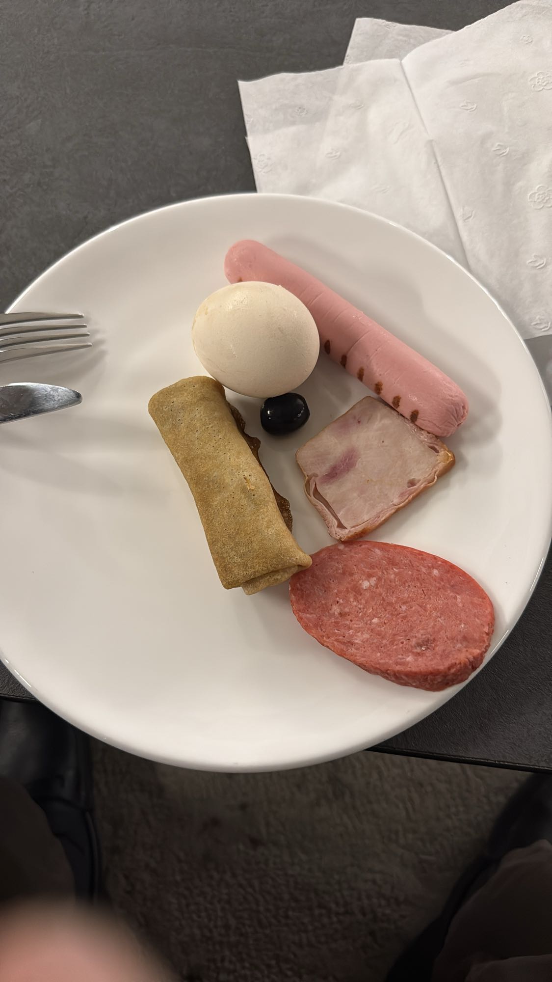 Завтрак с мясной нарезкой