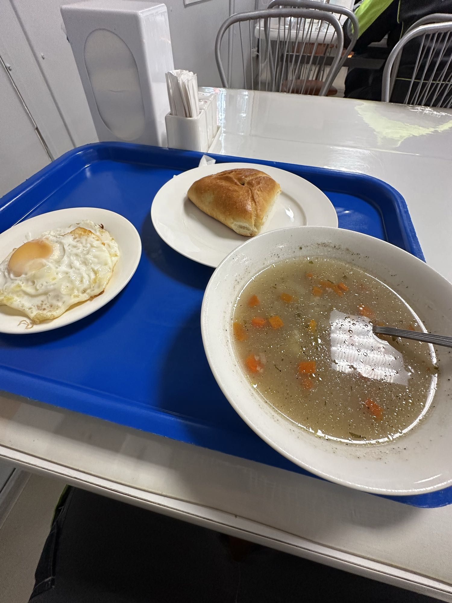 Суп с яйцом и булочкой