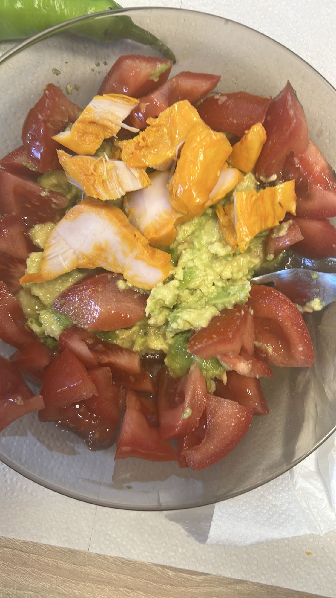 Salată cu avocado și pui