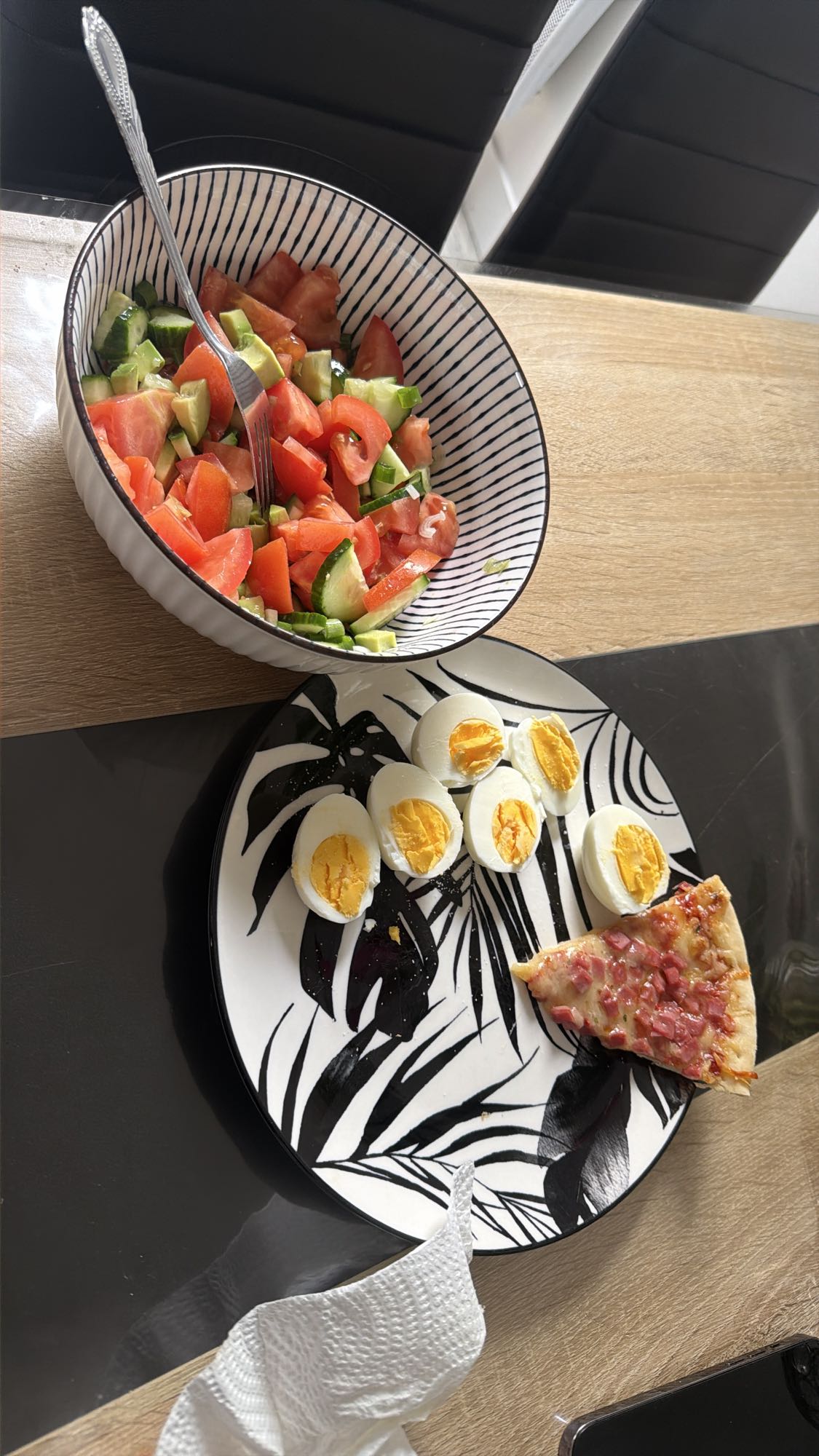 Salată cu ou și pizza