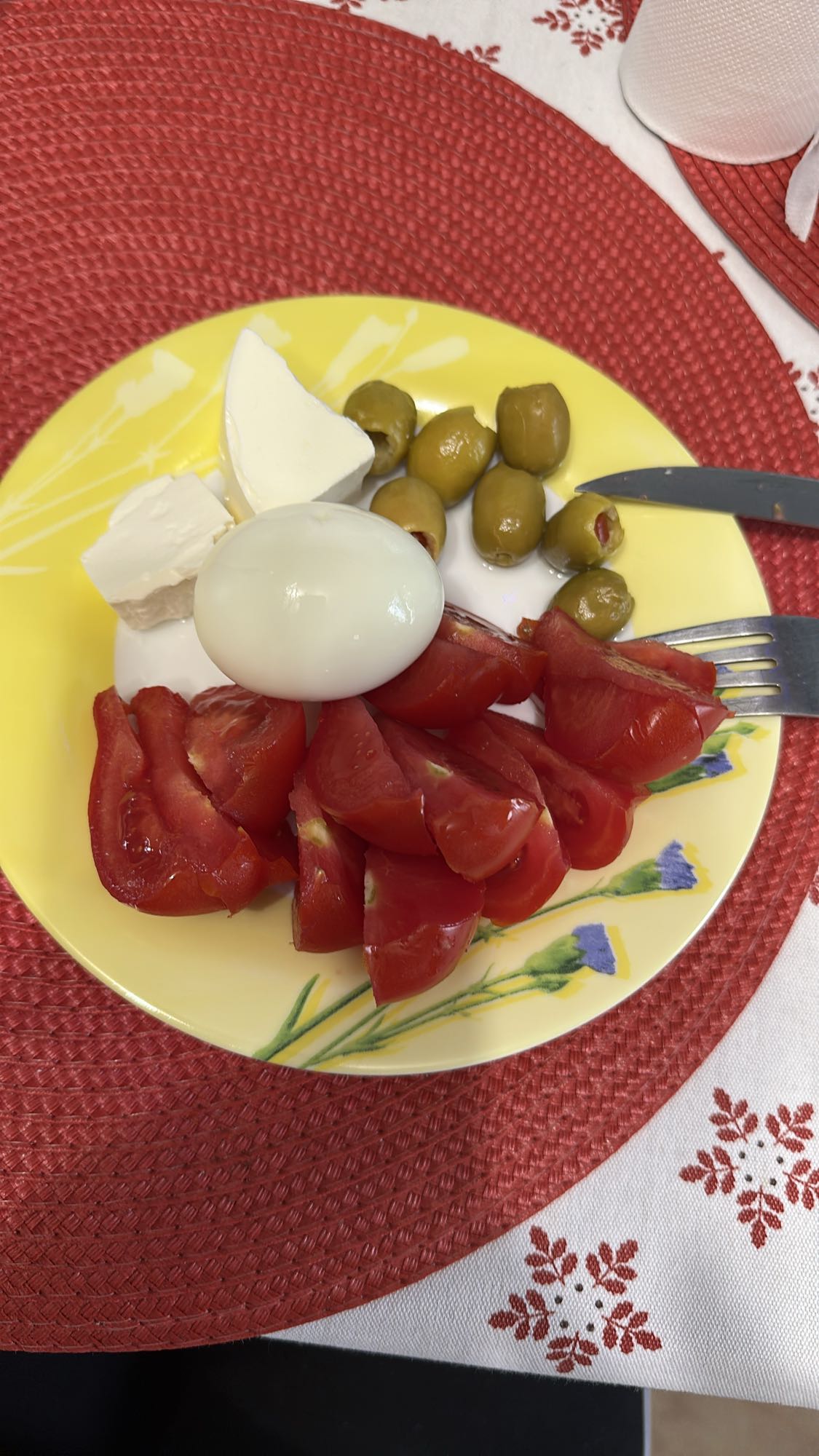 Salată cu ou și brânză