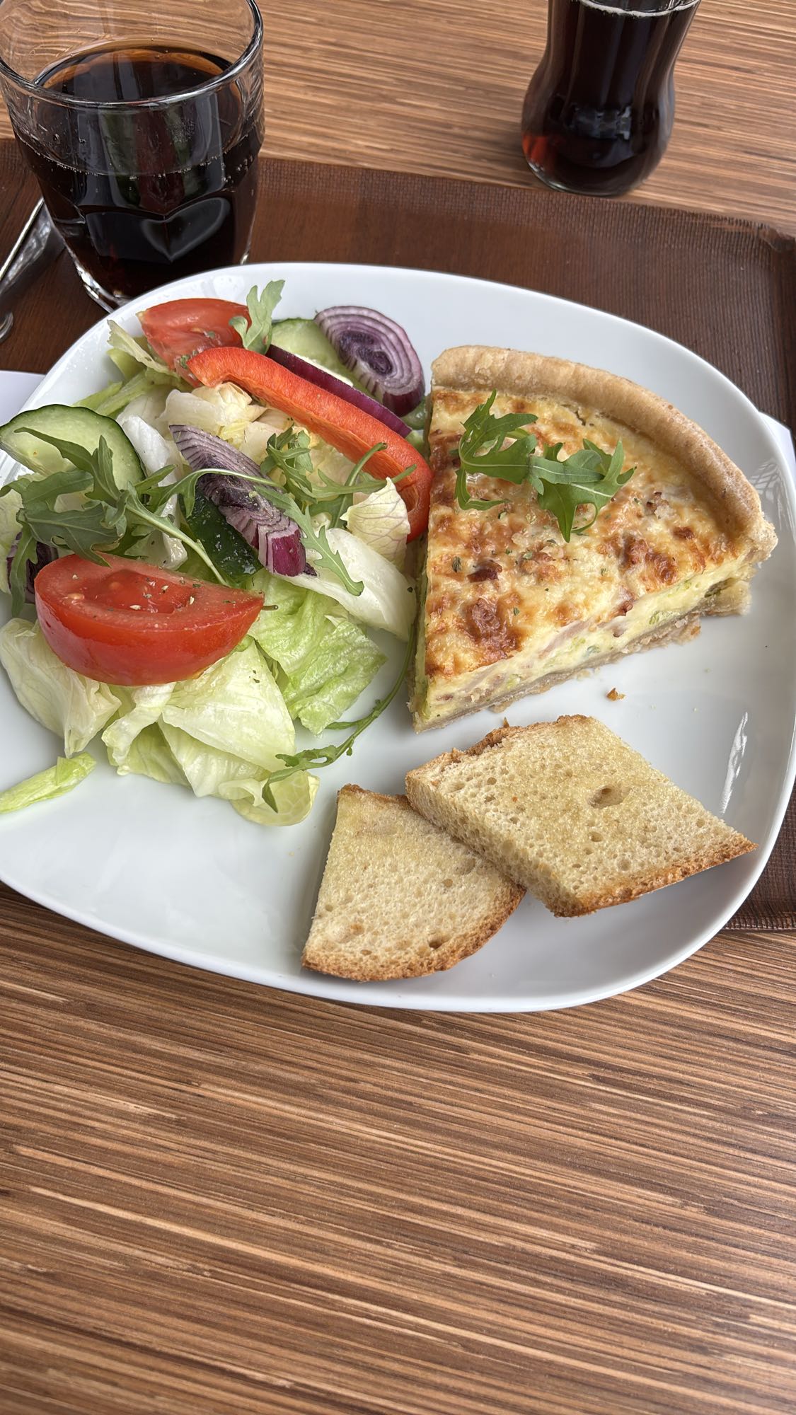 Pajbit med sallad