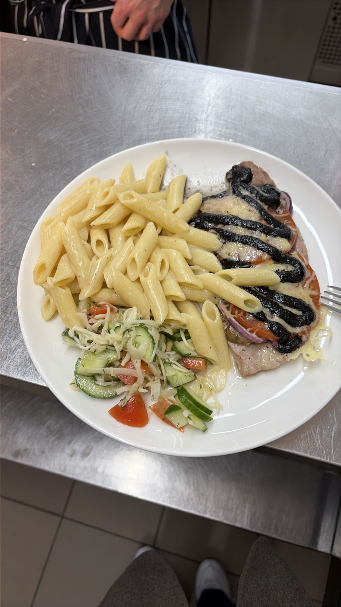 Паста с мясом и салатом